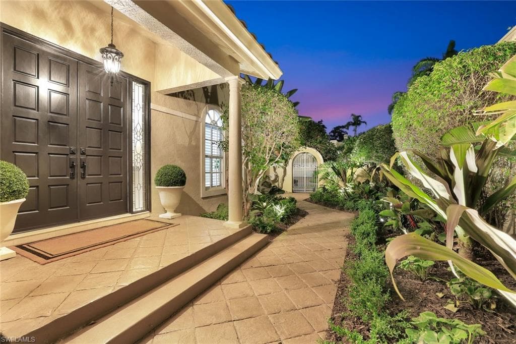211 Via Napoli, NAPLES FL 34105-2