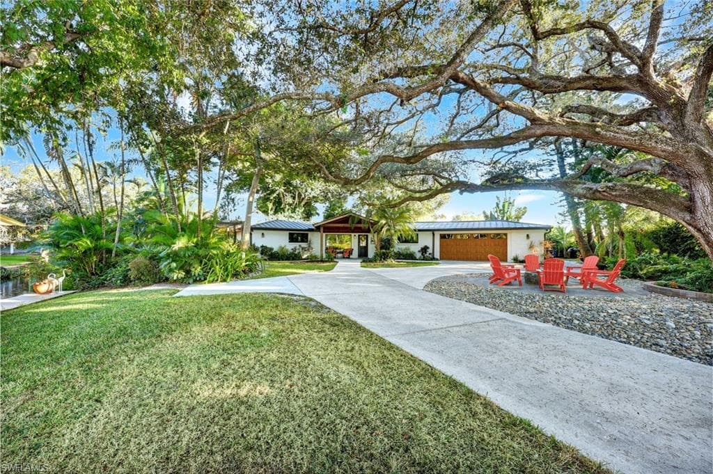 9856 Tonya CT, BONITA SPRINGS FL 34135-26