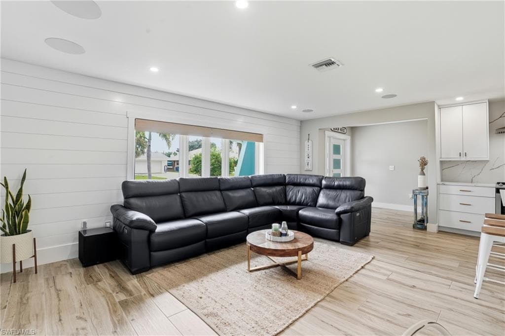 6163 Plumosa AVE, FORT MYERS FL 33908-9