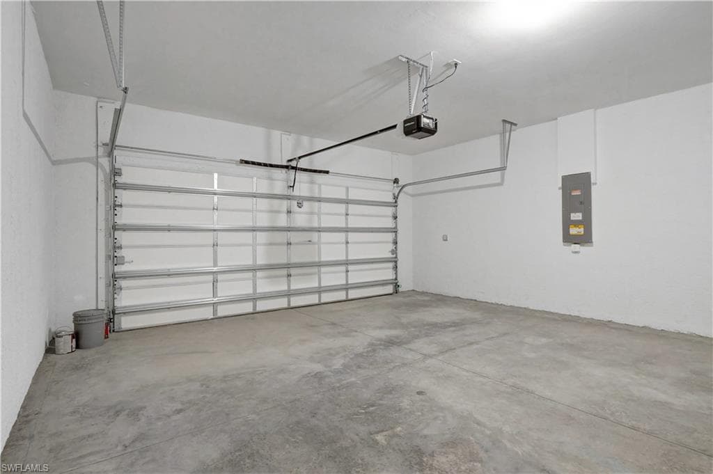 335 Tamarindo LN, NAPLES FL 34114-31