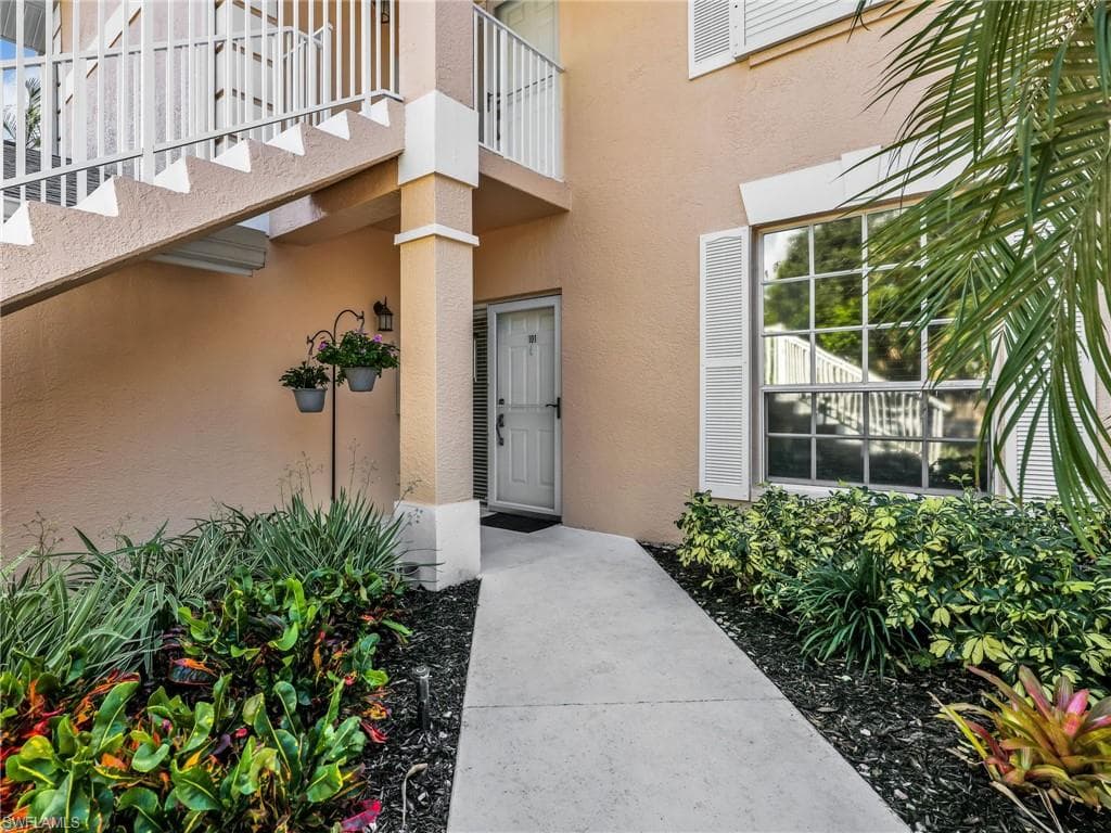 651 Wiggins Lake DR # 101, NAPLES FL 34110-6