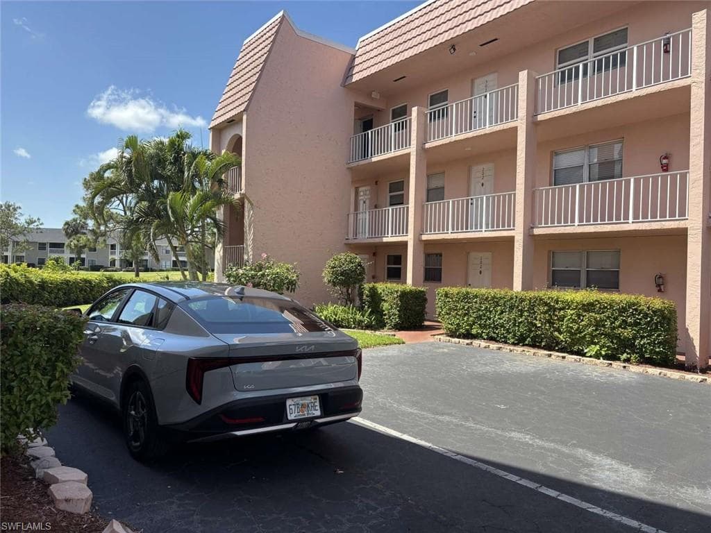 180 Turtle Lake CT # 101, NAPLES FL 34105-1