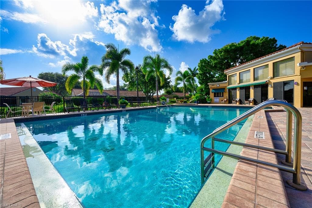 592 Beachwalk CIR # N202, NAPLES FL 34108-22