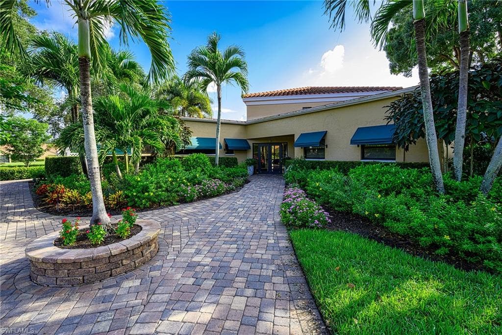 592 Beachwalk CIR # N202, NAPLES FL 34108-21