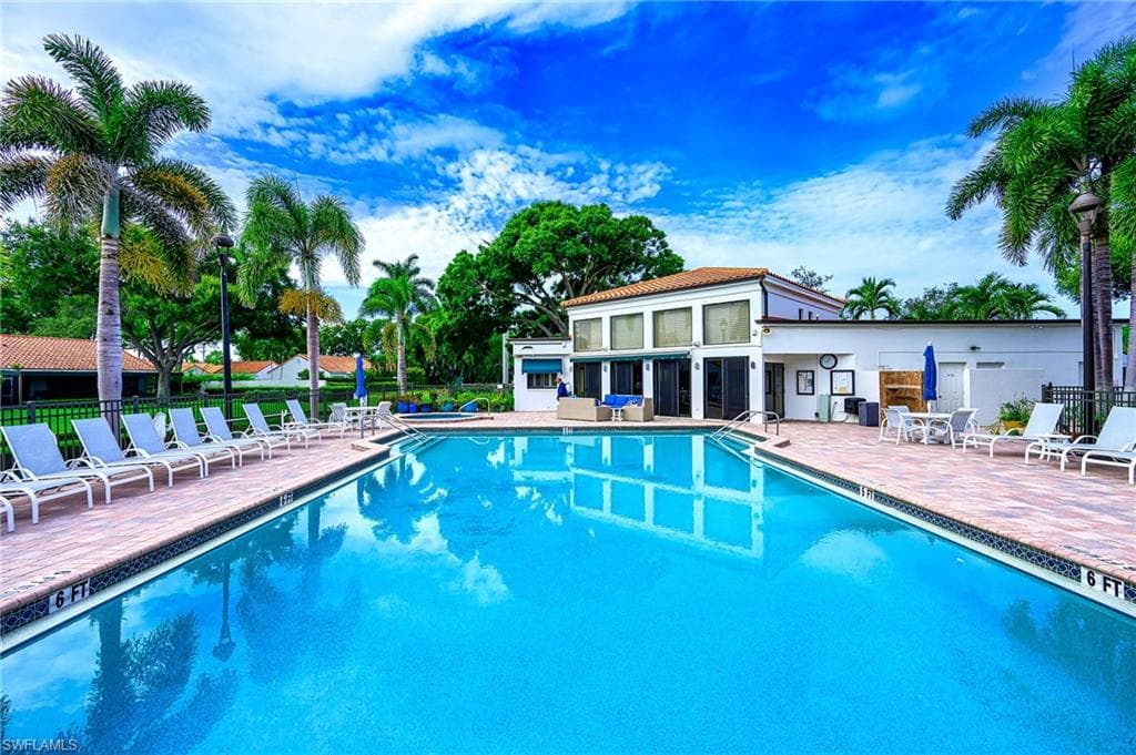 592 Beachwalk CIR # N202, NAPLES FL 34108-27