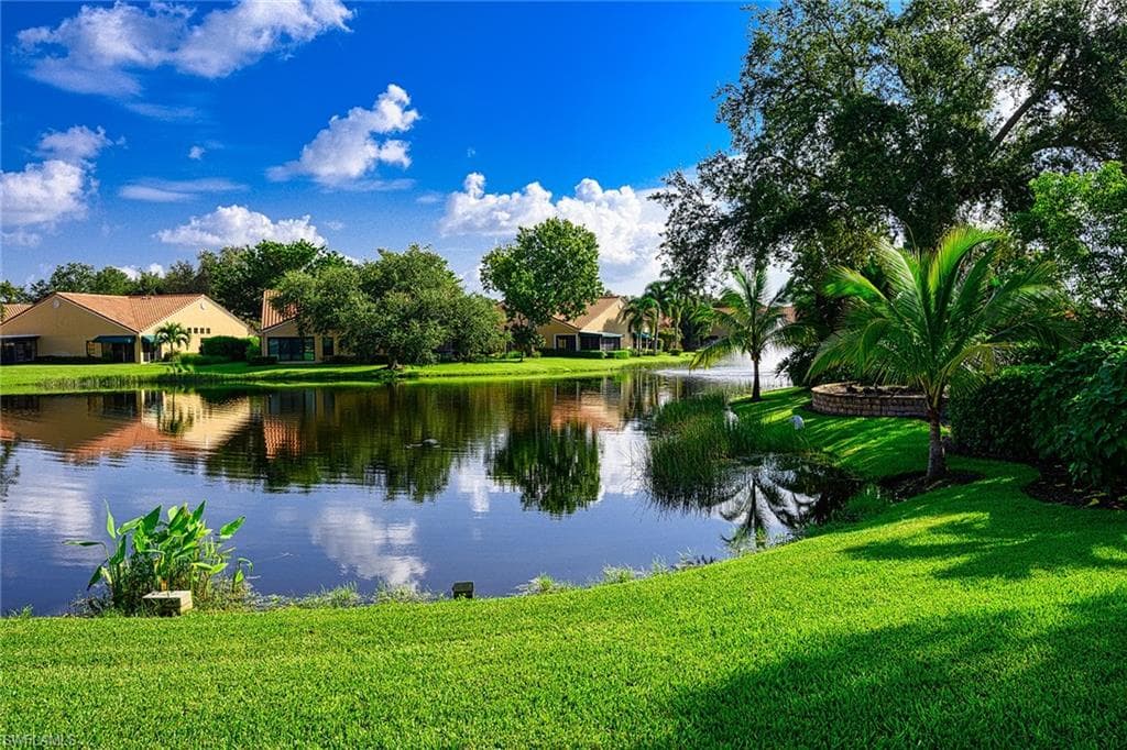 592 Beachwalk CIR # N202, NAPLES FL 34108-30