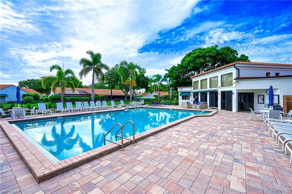 592 Beachwalk CIR # N202, NAPLES FL 34108-28