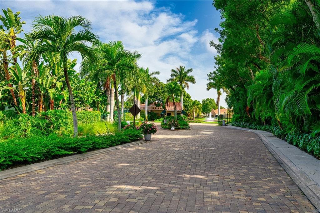 592 Beachwalk CIR # N202, NAPLES FL 34108-20