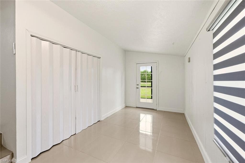 5317 Dixie DR, NAPLES FL 34113-24