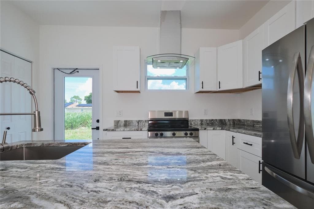 23031 Roundtree AVE, ALVA FL 33920-2