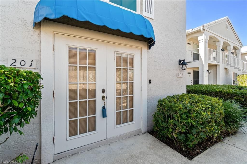 834 Gulf Pavilion DR # 201, NAPLES FL 34108-1