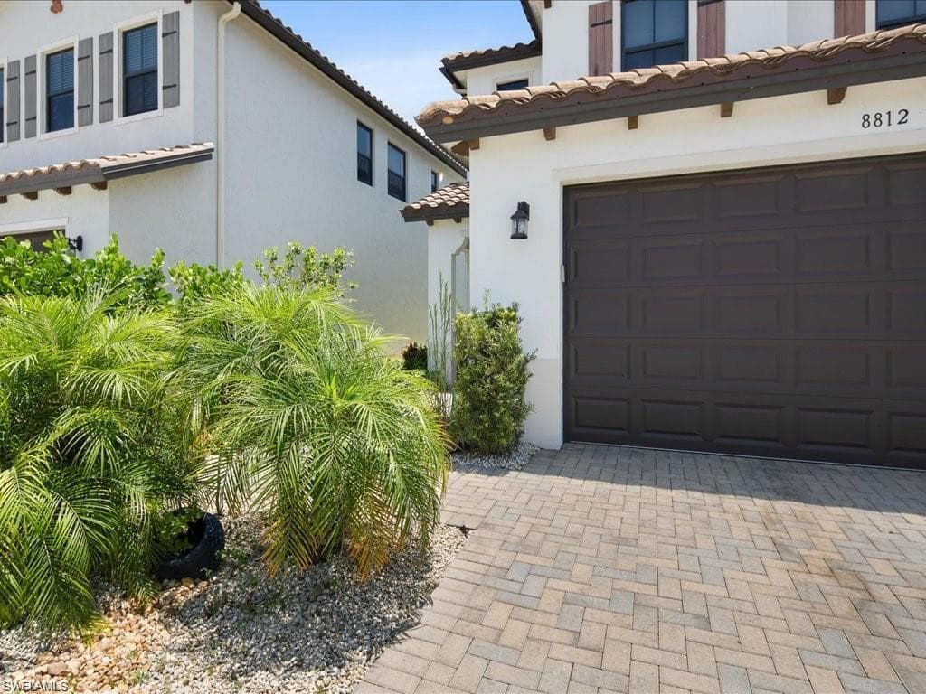 8812 Madrid CIR, NAPLES FL 34104-1
