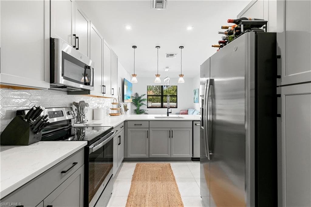 7578 Rockefeller DR, NAPLES FL 34119-15