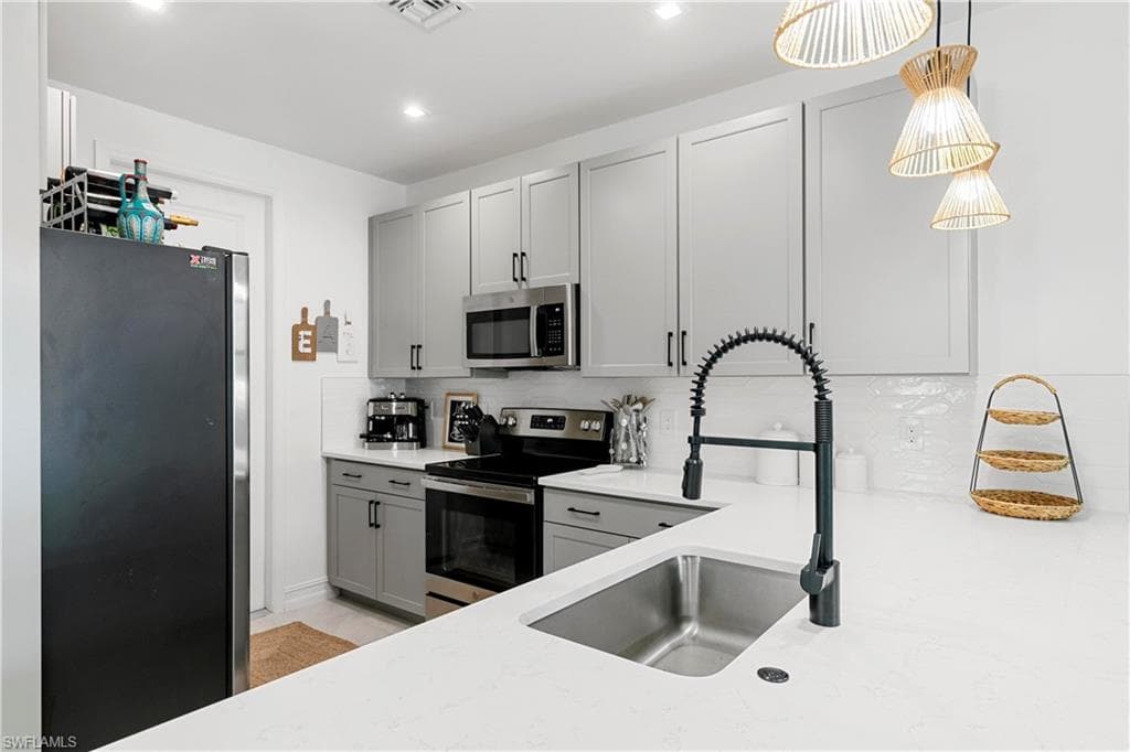 7578 Rockefeller DR, NAPLES FL 34119-14