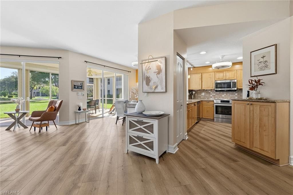 900 Diamond CIR # 905, NAPLES FL 34110-8