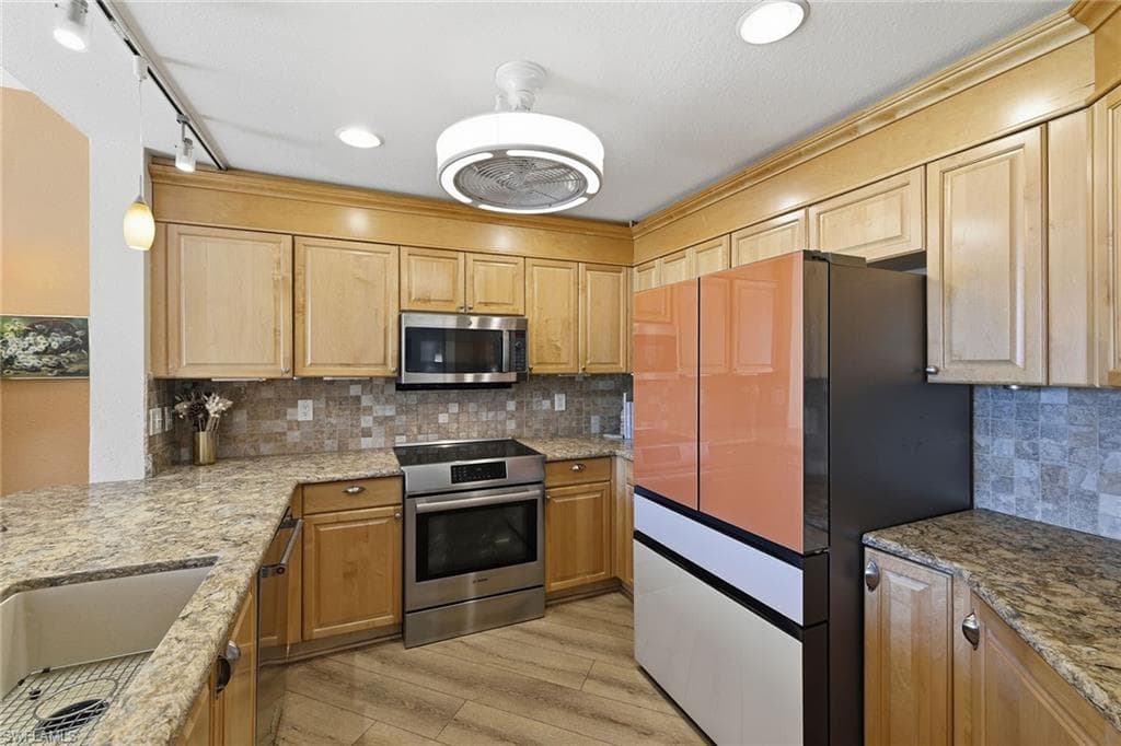 900 Diamond CIR # 905, NAPLES FL 34110-7