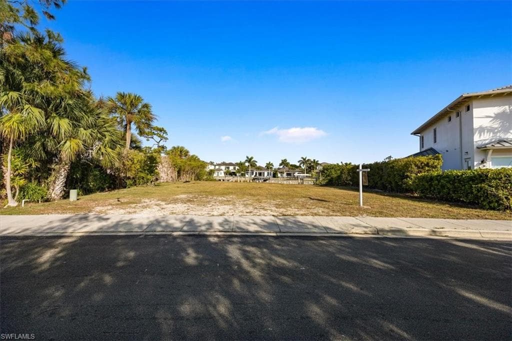 1895 Gordon River LN, NAPLES FL 34104-7