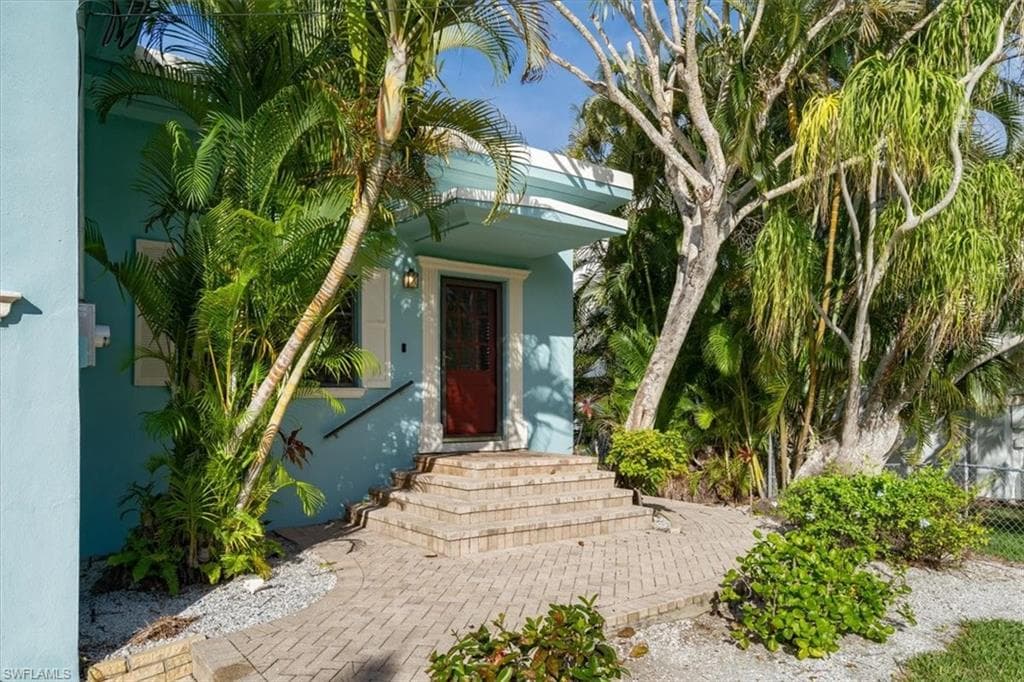 1283 Grand Canal DR, NAPLES FL 34110-20