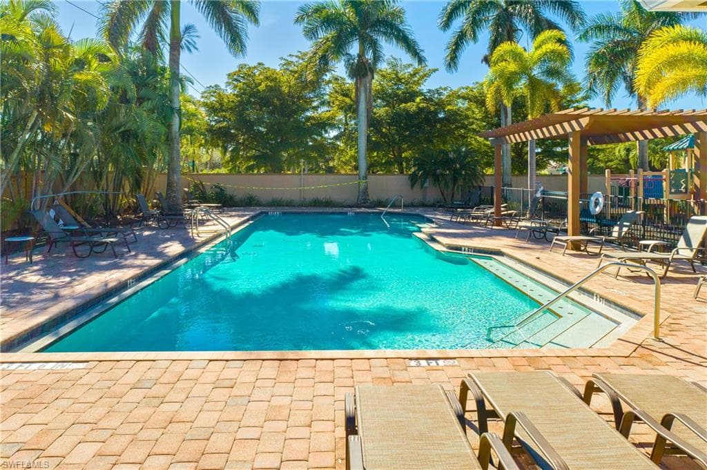 1558 Serrano CIR, NAPLES FL 34105-27