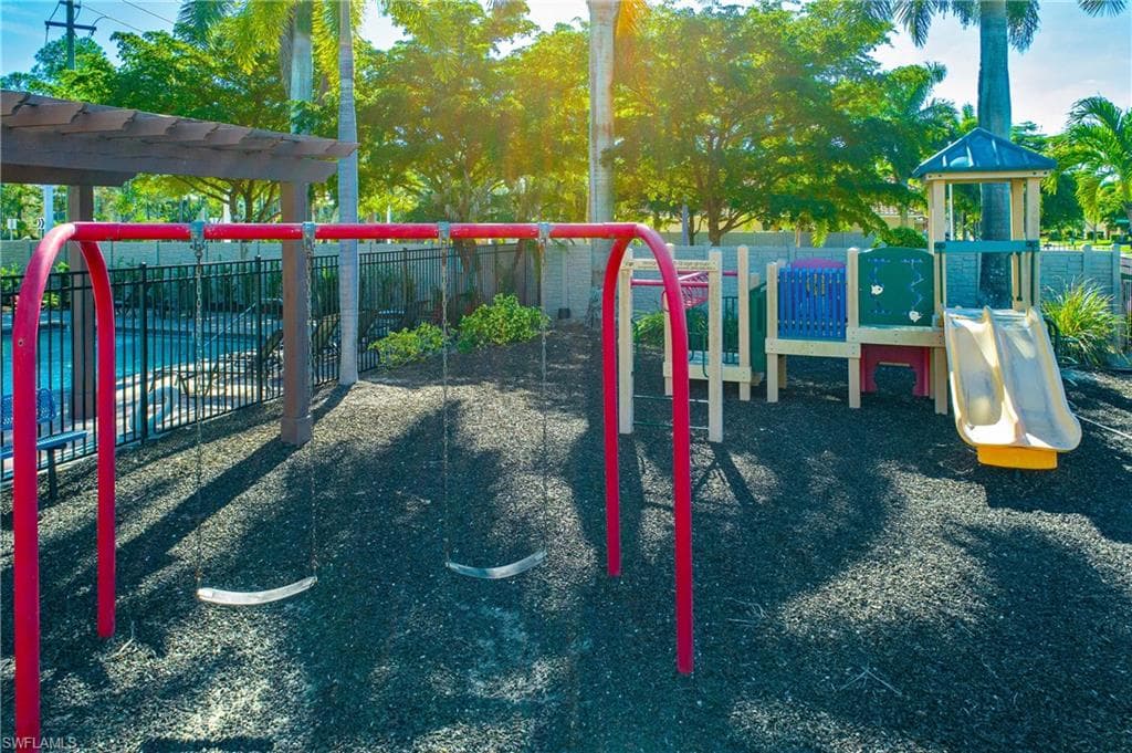 1558 Serrano CIR, NAPLES FL 34105-30