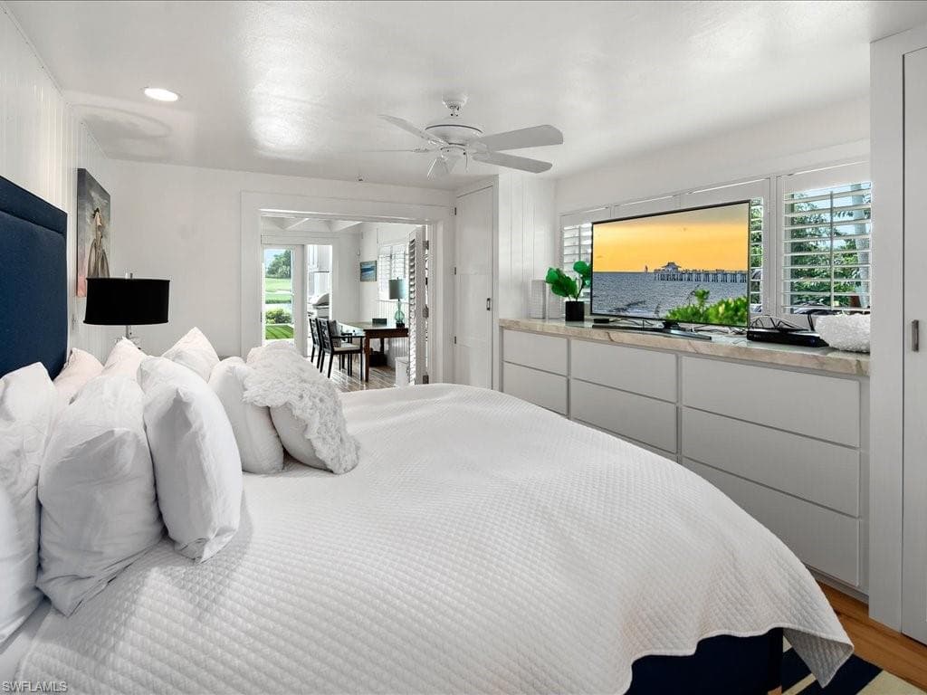 436 Golfview DR, NAPLES FL 34110-21