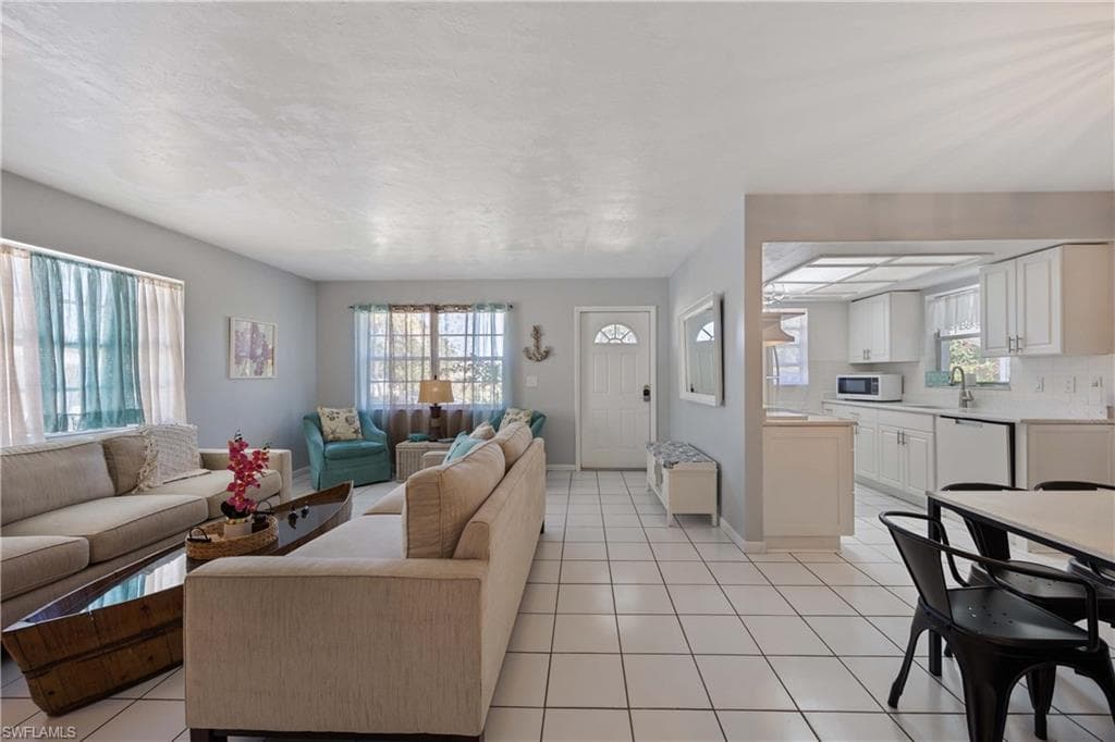 111 7th ST, NAPLES FL 34113-5