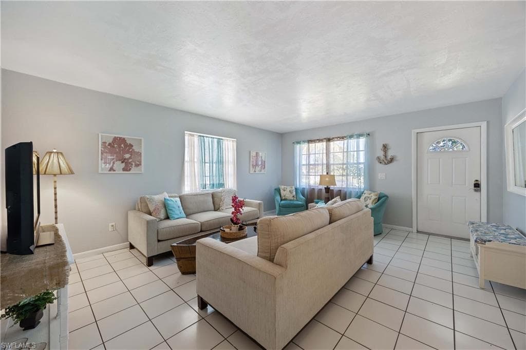111 7th ST, NAPLES FL 34113-4