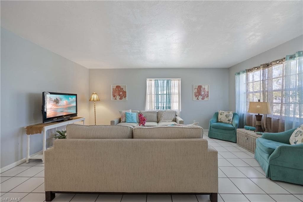 111 7th ST, NAPLES FL 34113-8