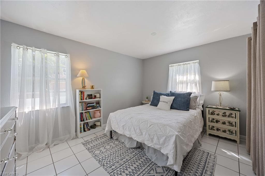 111 7th ST, NAPLES FL 34113-14
