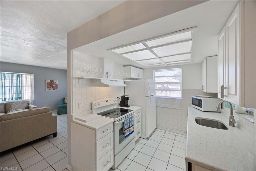 111 7th ST, NAPLES FL 34113-10