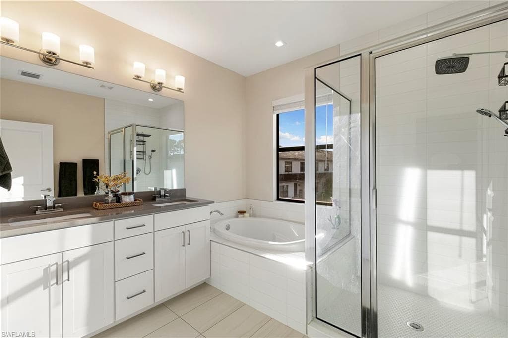 7421 Rockefeller DR, NAPLES FL 34119-16