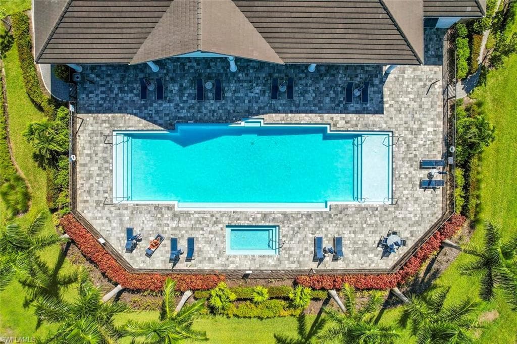 7421 Rockefeller DR, NAPLES FL 34119-32
