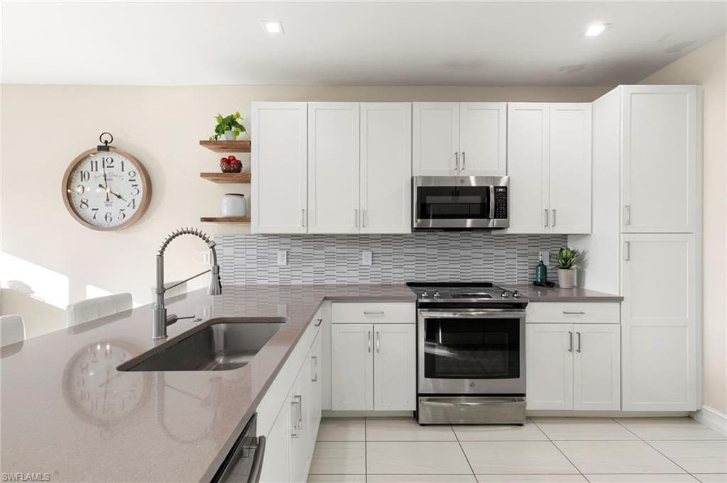 7421 Rockefeller DR, NAPLES FL 34119-7