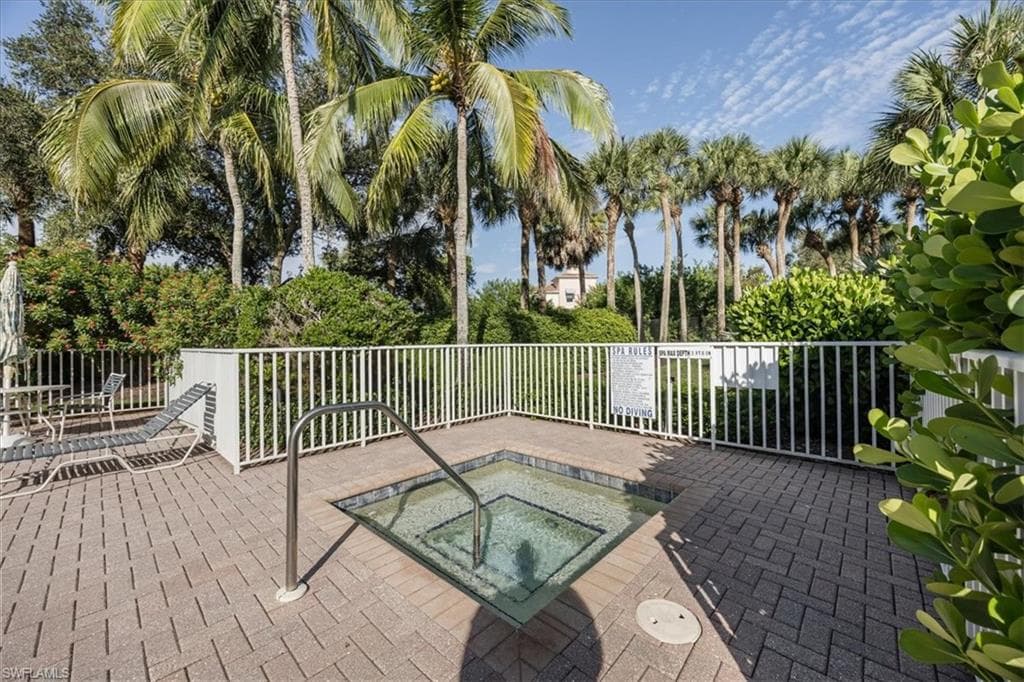9151 Palmetto Ridge DR # 202, ESTERO FL 34135-22