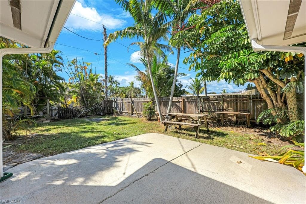 4862 Catalina DR, NAPLES FL 34112-29