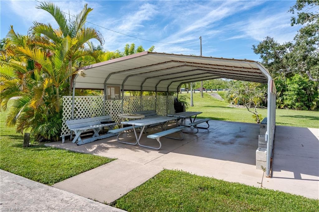 255 Riverwood RD, NAPLES FL 34114-33