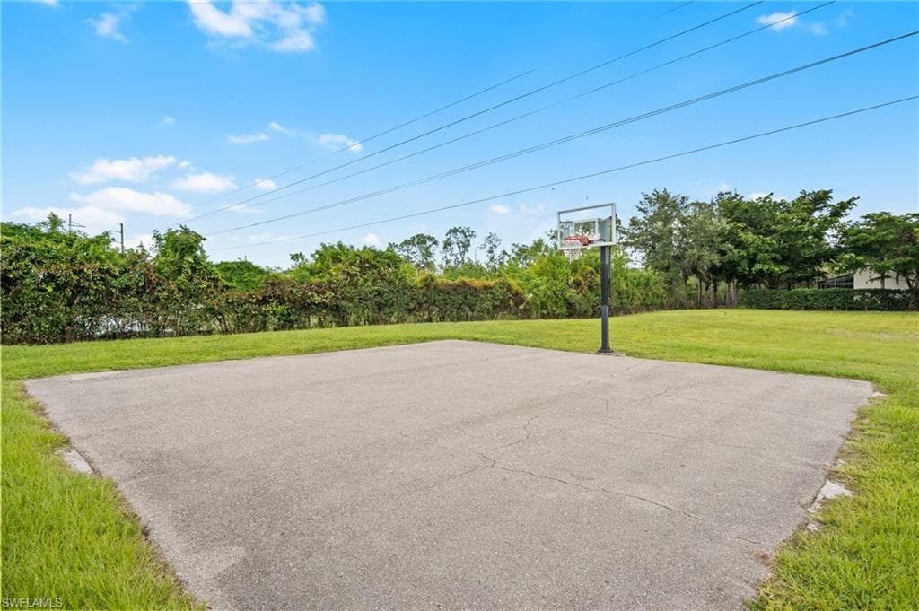 1084 Hampton CIR # 49, NAPLES FL 34105-33