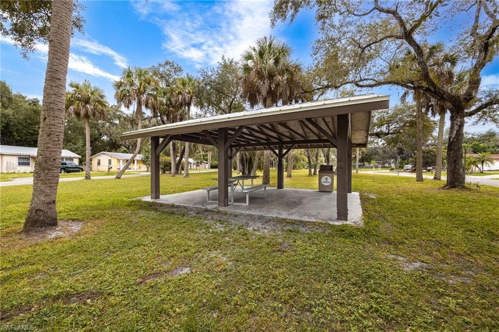 225 Avacado CT, FORT MYERS FL 33905-24