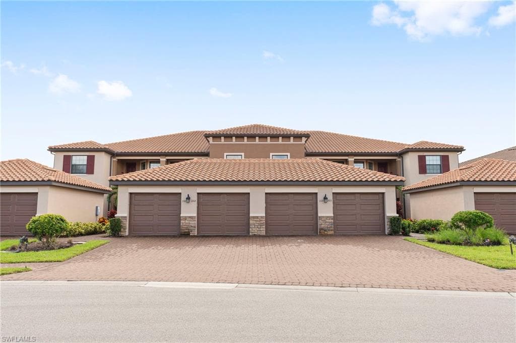 9402 Pocida CT # 202, NAPLES FL 34119-1