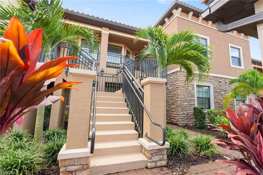 9402 Pocida CT # 202, NAPLES FL 34119-2