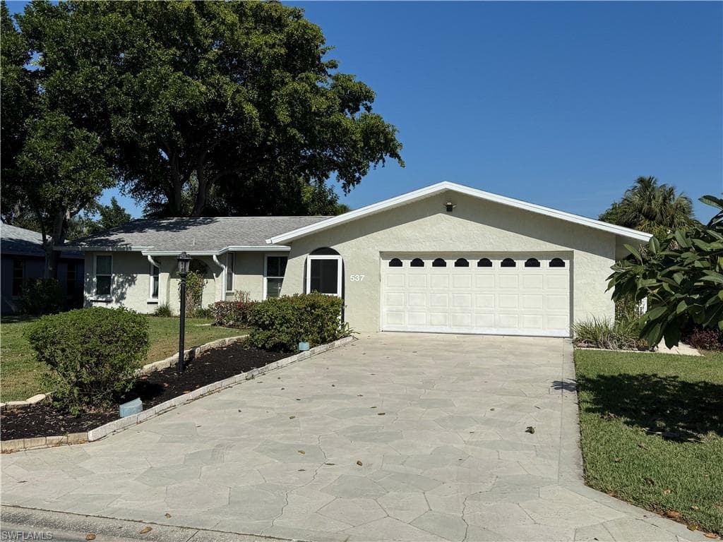 537 Landmark DR, NAPLES FL 34112-1