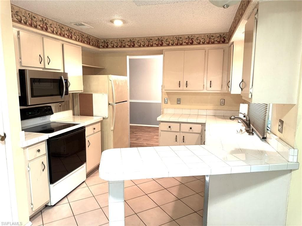 537 Landmark DR, NAPLES FL 34112-2