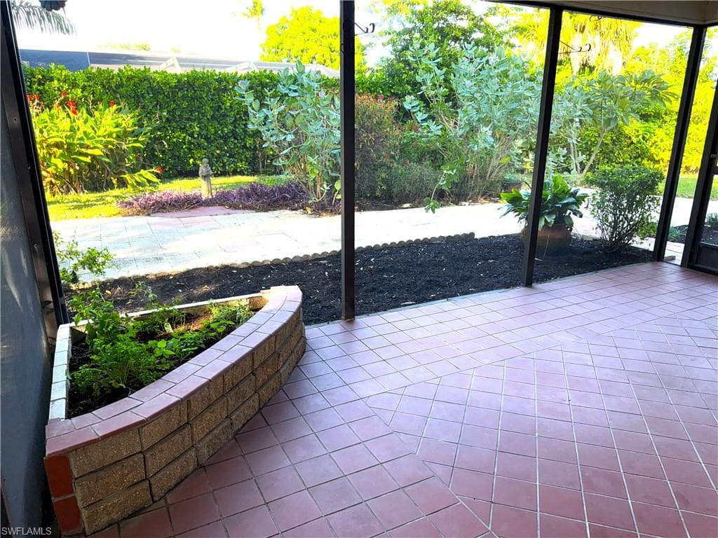 537 Landmark DR, NAPLES FL 34112-24