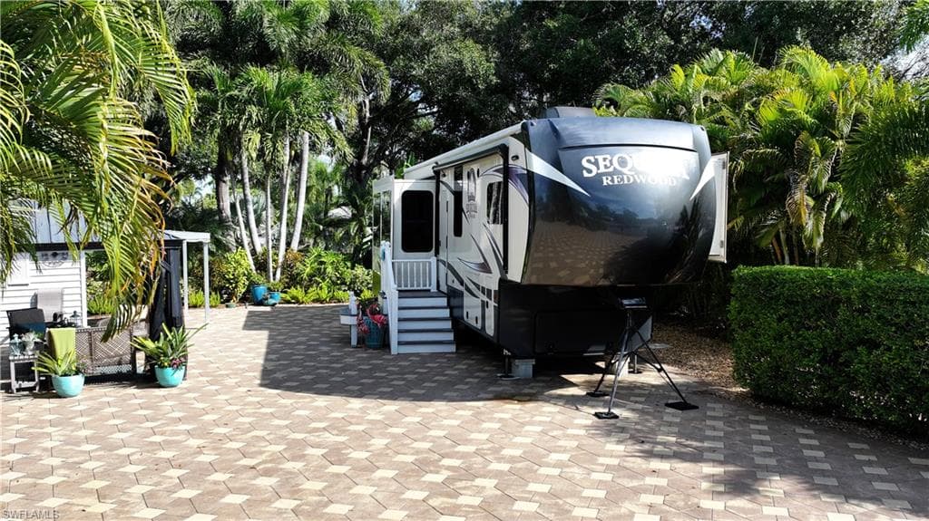 5651 Maplewood CT, FORT MYERS FL 33905-7