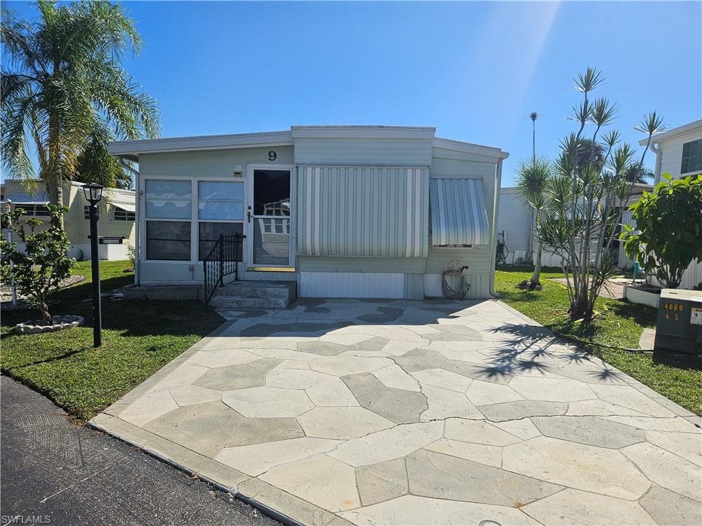 9 Garnet DR # 9G, NAPLES FL 34114-1