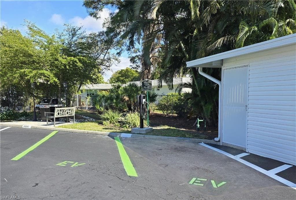 1747 Sandpiper ST # B, NAPLES FL 34102-28