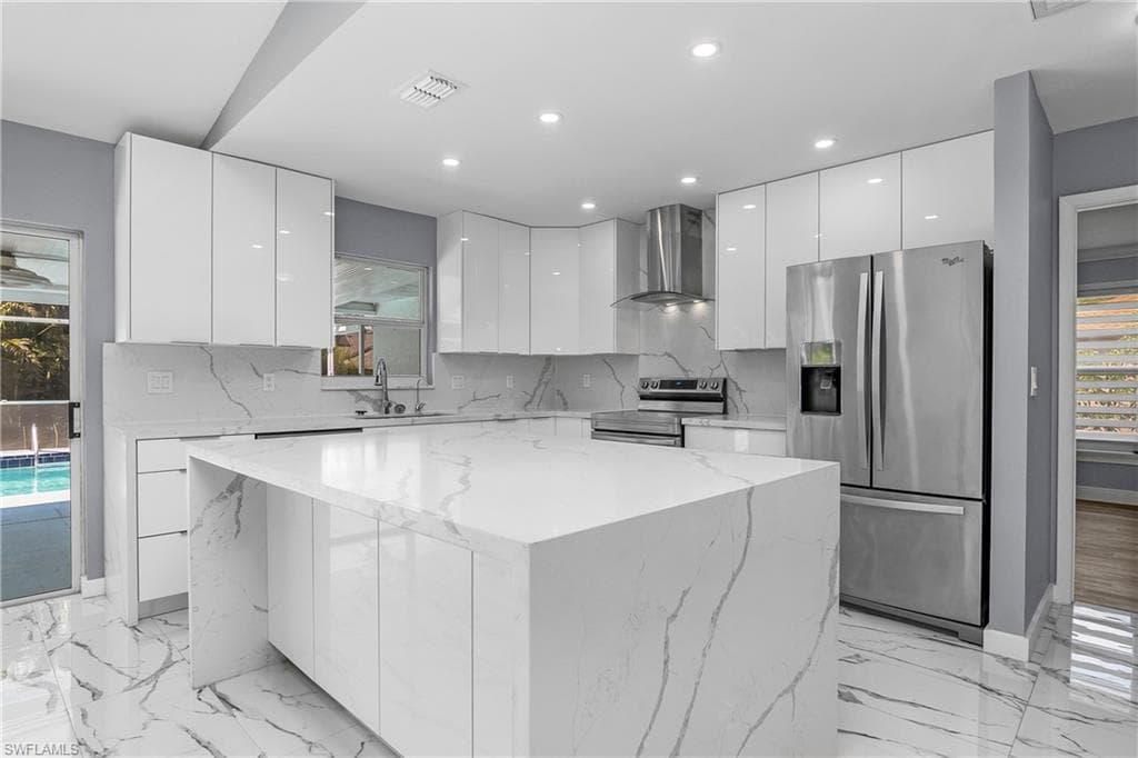 2524 Dora CT, LEHIGH ACRES FL 33971-2