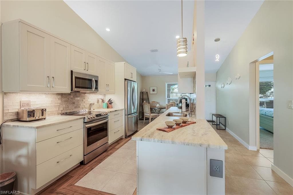 851 Gulf Pavilion DR # 202, NAPLES FL 34108-5