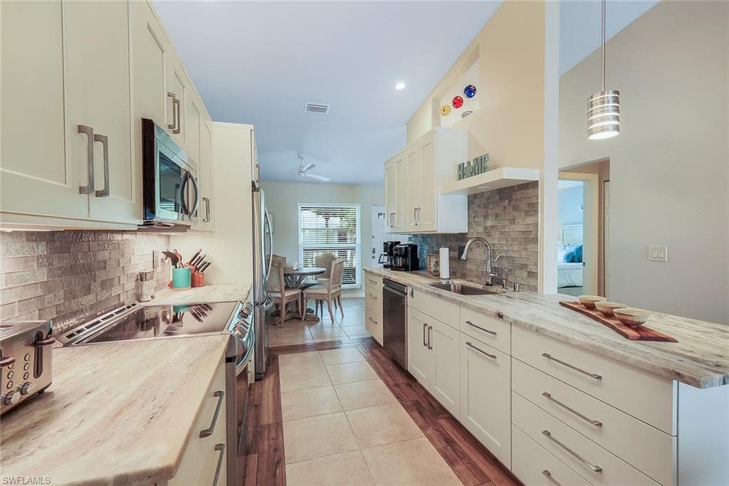 851 Gulf Pavilion DR # 202, NAPLES FL 34108-6