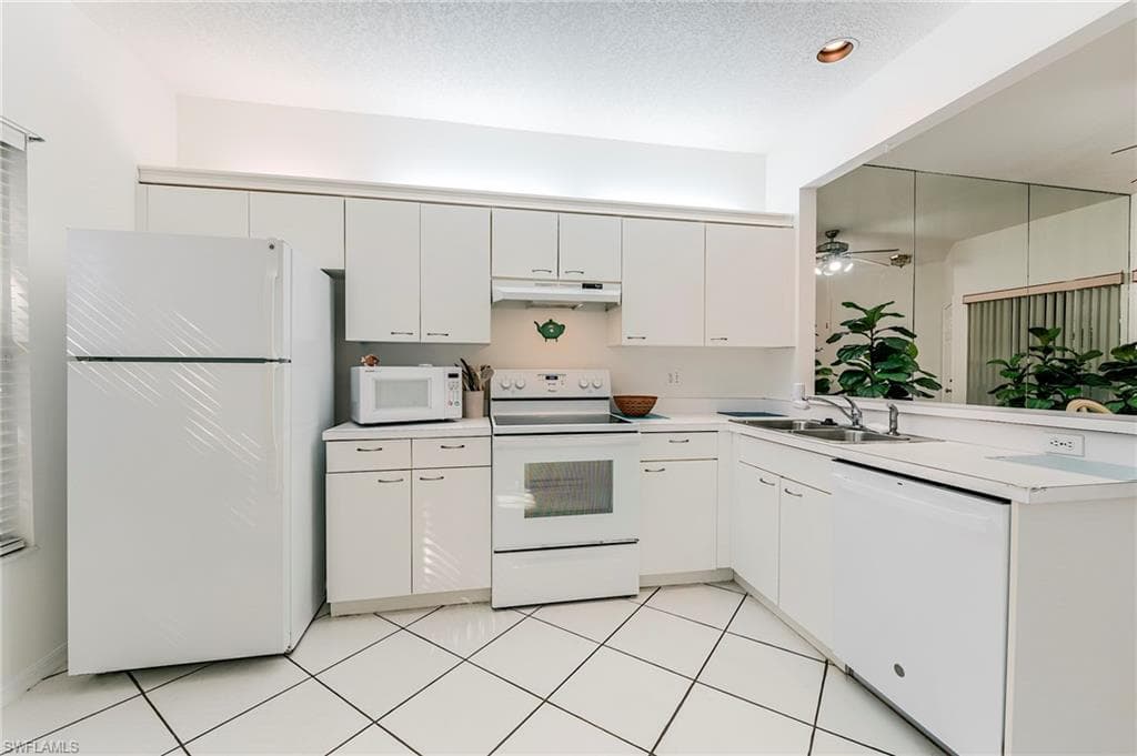 419 Emerald Bay CIR # B6, NAPLES FL 34110-14